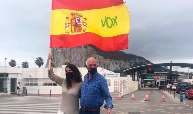 Olona con Agustín Rosetty en la Verja de Gibraltar. / EP