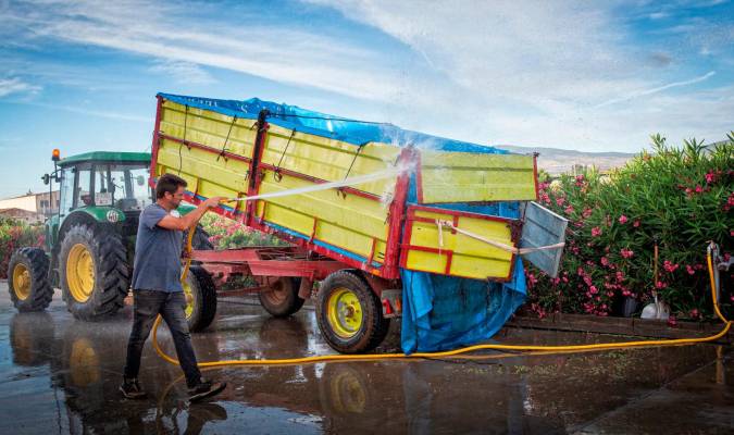 Un agricultor limpia el remolque en una imagen de archivo. EFE/Raquel Manzanares