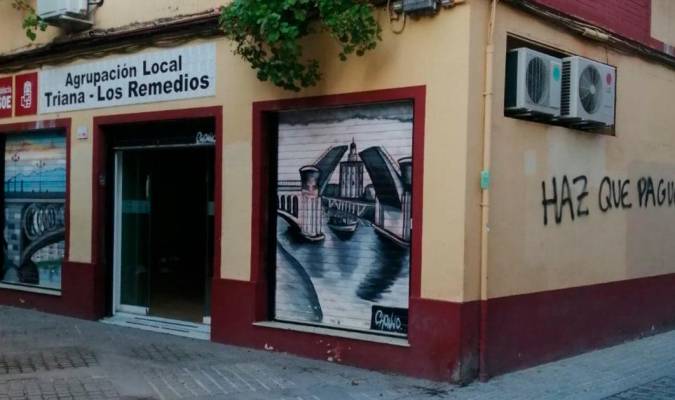 Imagen de las pintadas en la sede del PSOE. / Tw Juan Espadas
