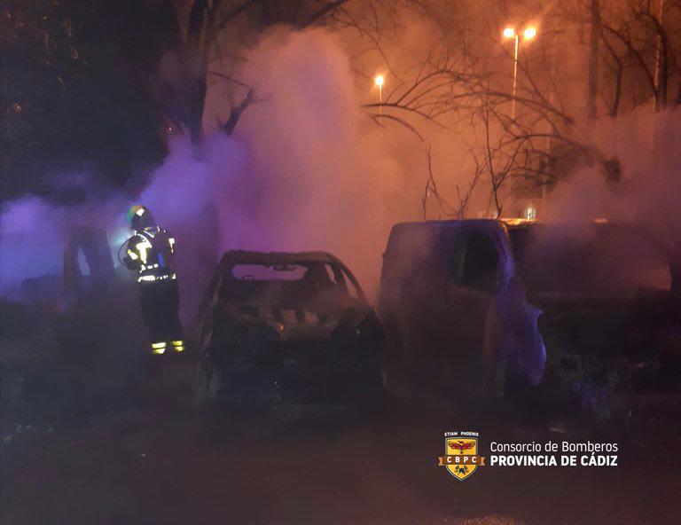 Incendio de 10 coches en plena calle en Algeciras