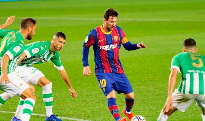 La defensa del Real Betis frena un ataque de Messi en el partido de la primera vuelta / LaLiga.com