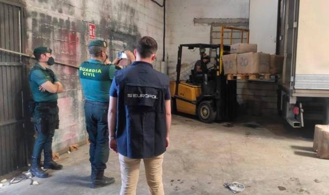 La Guardia Civil se incauta más de 7 toneladas de hachís en un polígono de Alcalá de Guadaíra.