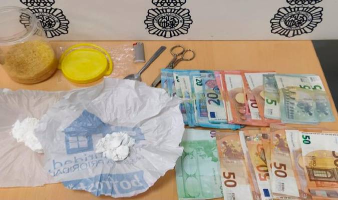 Dinero, droga y utensilios incautados en la operación.