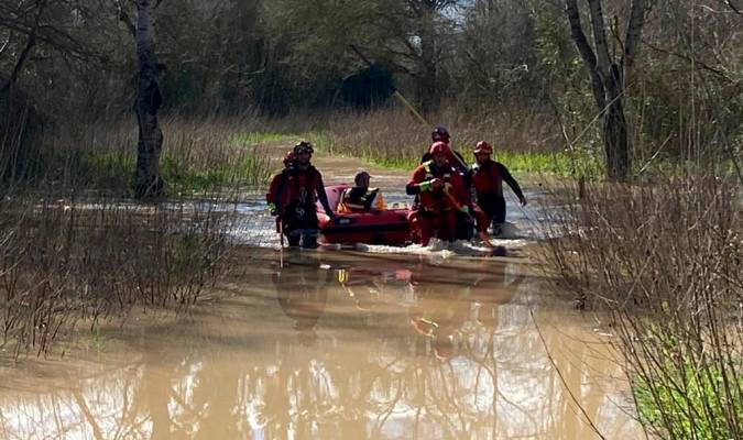 Rescatado tras ser arrastrado su coche en un arroyo de Aznalcázar