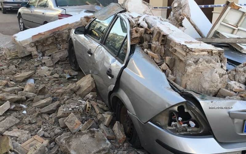 El derrumbe de una fachada provoca numerosos daños en vehículos