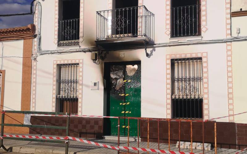 Estado en el que ha quedado la vivienda en la avenida Reyes de España. Foto: A.Z.