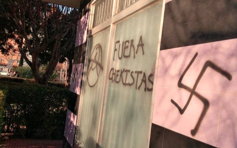 Una sede de Podemos amanece con pintadas nazis y cristales rotos