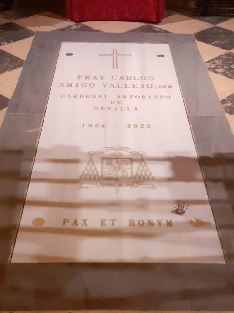 Corregido el texto de la lápida del cardenal Amigo 