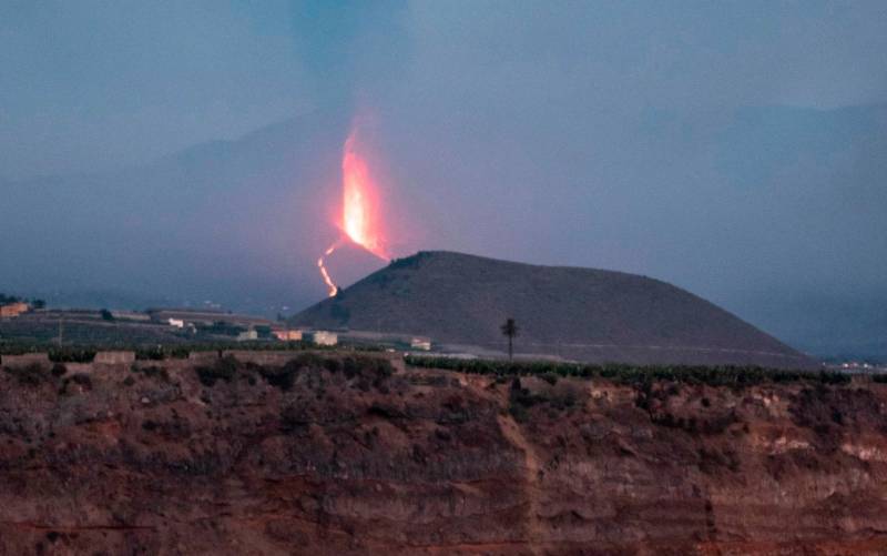 Volcán de La Palma en erupción este domingo. EFE / Miguel Calero.