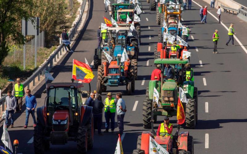 El campo corta cuatro autovías de acceso a Sevilla en defensa de su futuro
