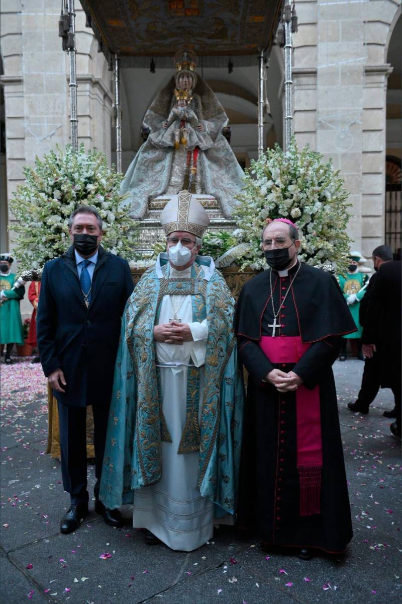 La procesión de la Virgen de los Reyes llena de fieles el centro de Sevilla