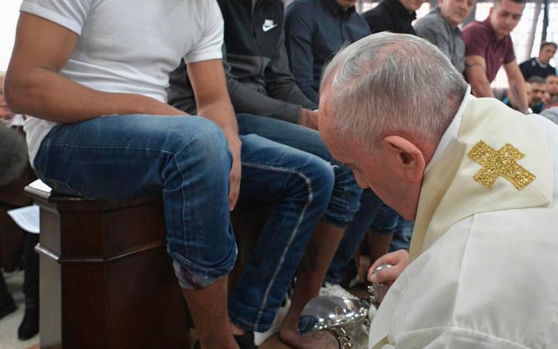 El Papa lava los pies a doce detenidos