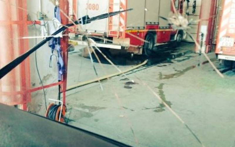 Imagen del impacto de varios proyectiles en un camión de bomberos. / Foto: @SAB_Sevilla