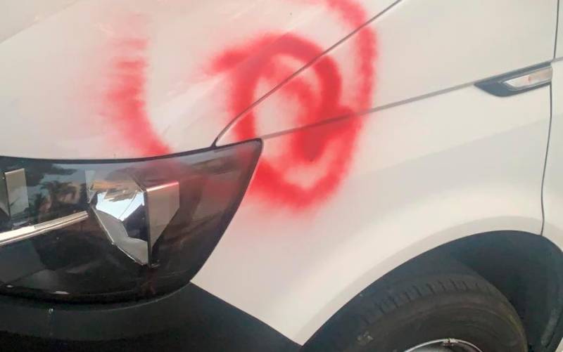 Decenas de coches pintados en la urbanización de Simón Verde