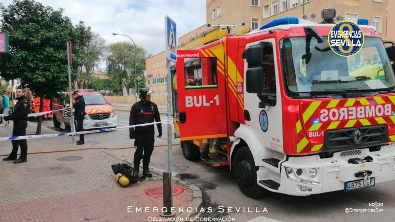 Dos hospitalizados tras un incendio junto al Hospital Virgen del Rocío