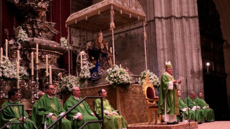 Monseñor Saiz: «La Virgen de los Reyes está presente como Madre de la Esperanza» 