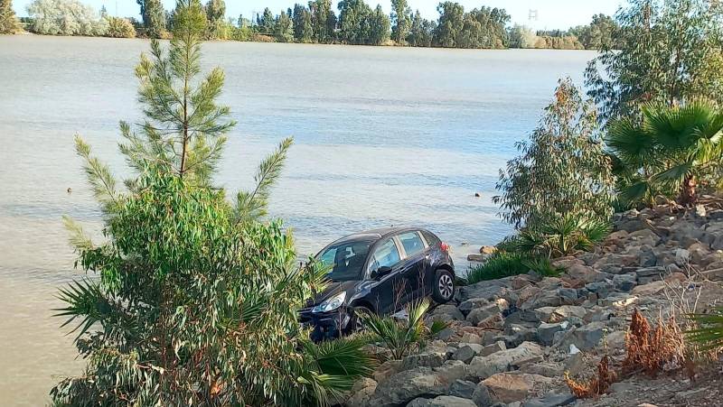 Un coche cae al río en La Puebla del Río