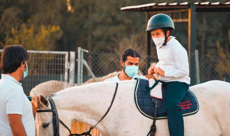 Montar a caballo, una terapia que cambia vidas