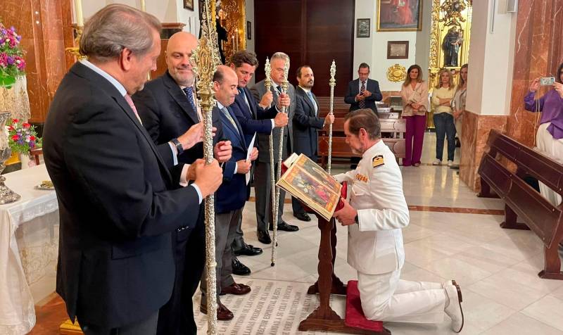 El nuevo comandante naval de Sevilla jura en la Esperanza de Triana