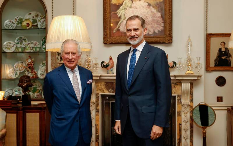 Felipe VI y Carlos III se reúnen en privado en Londres
