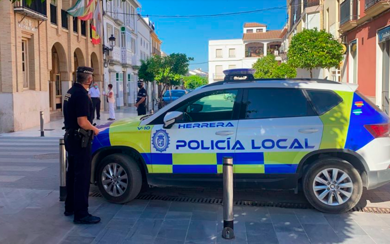 Pedradas, objetos y cubatas contra los policías de Herrera