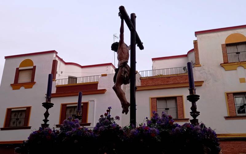 Cristo de Pasión y Muerte a su paso por la calle Trabajo. / Antonio Puente Mayor