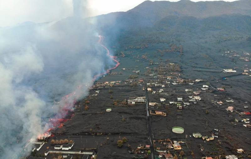 La lava del volcán alcanza un cementerio en La Palma