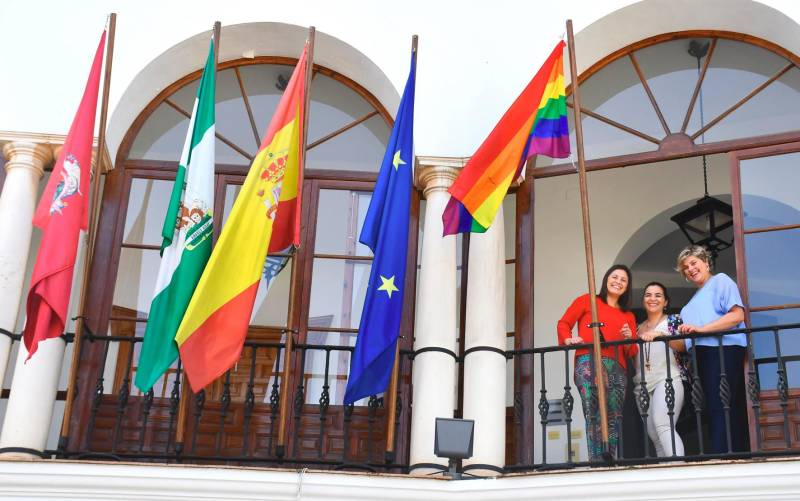 La bandera arcoiris ondea en el Ayuntamiento de Osuna