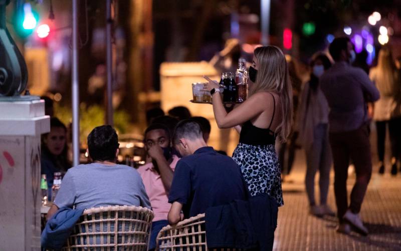 Una camarera atiende a varias personas en la terraza de un bar de copas. / E.P.