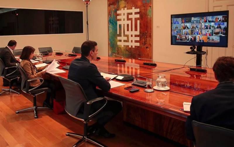 El presidente del Gobierno español, Pedro Sánchez, mantiene una videoconferencia con los presidentes autonómicos. / Efe