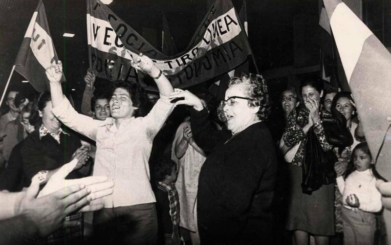 Un grupo de sevillanos celebra el resultado del referéndum sobre el estatuto de Autonomía de Andalucía en 1981. / El Correo