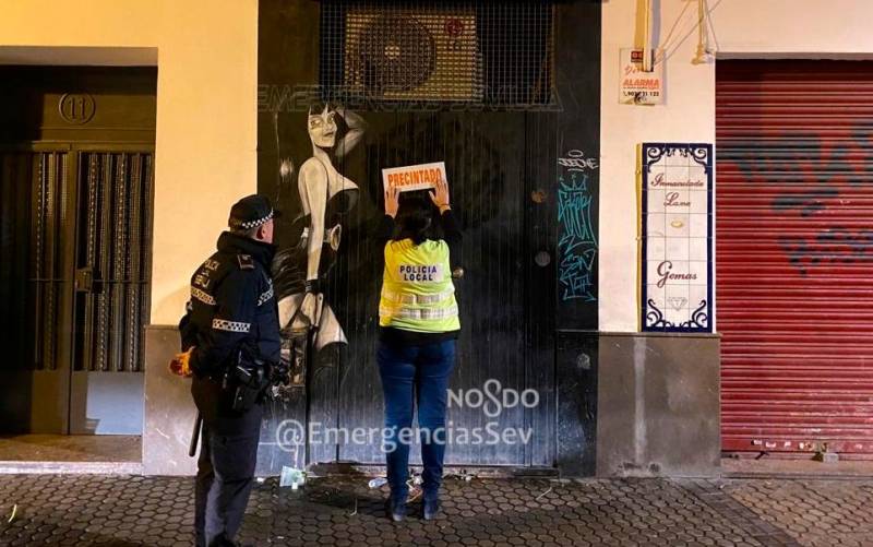 Agentes de la Policía Local de Sevilla precintando un local. Foto: E.P.