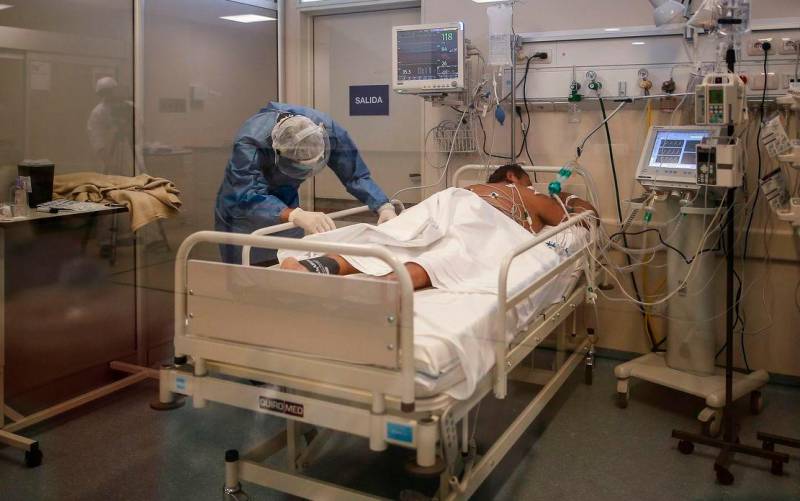 Enfermo de Covid-19 ocupando una cama UCI. / Fotografía: EFE