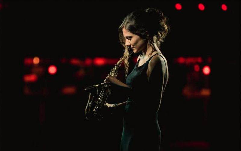 La cantante y saxofonista Eva Fernández actúa en el Festival de Jazz de la US.