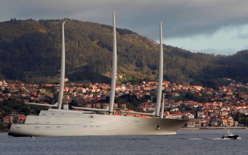 El "Sailing Yacht A" es el velero privado más grande del mundo, valorado en unos 500 millones de euros, está fondeando en Vigo. EFE/ Salvador Sas