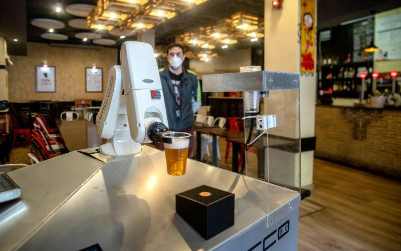 Un bar de Sevilla instala un brazo robótico para servir cervezas
