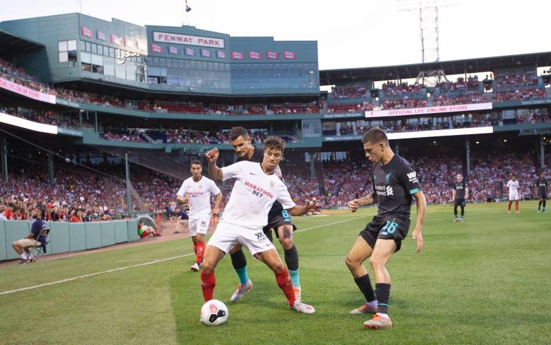 Oliver Torres disputa un balón con Dejan Lovren y Adam Curtis en el último amistoso de Bostón. / Efe