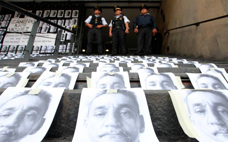 Decenas de fotografías del periodista Cándido Ríos Vázquez, asesinado en la ciudad de Hueyapan de Ocampo, México.