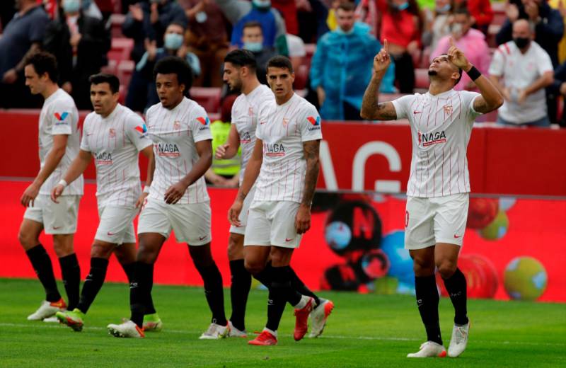 El Sevilla no duda y se asienta en la cabeza de La Liga (2-0)