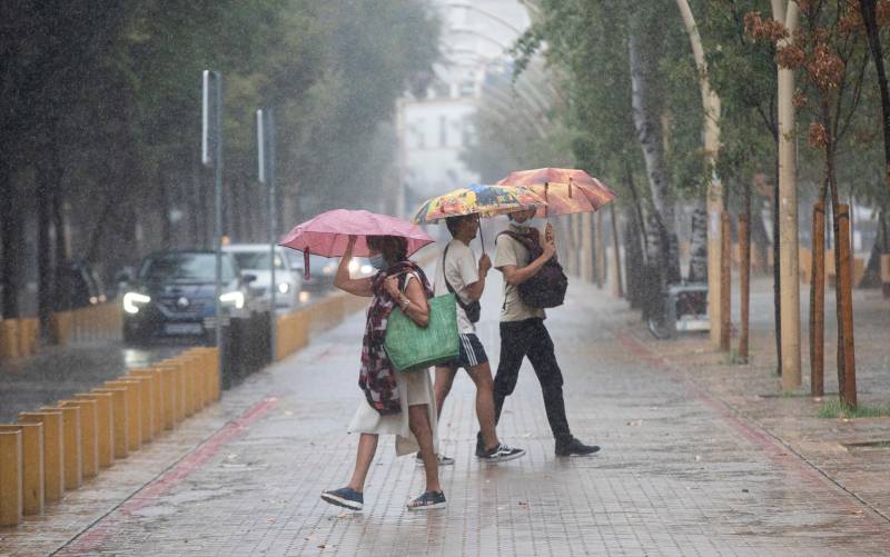 El otoño comienza con lluvia y tormenta en Sevilla