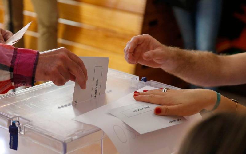 Momento de la votación en un colegio electoral. / EFE - PACO CAMPOS