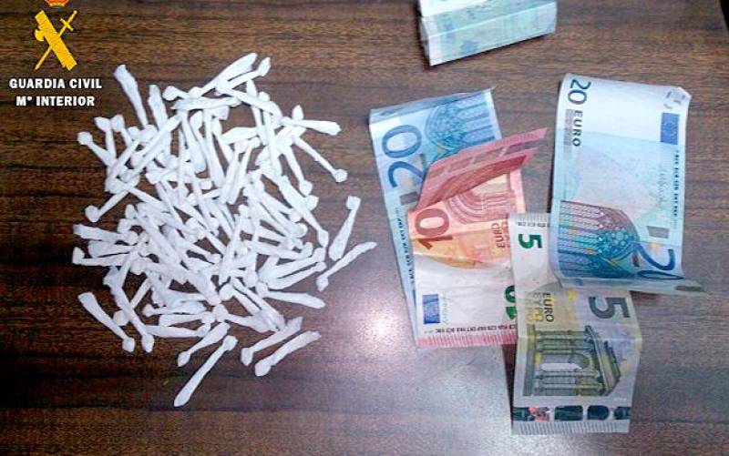 Papelinas de cocaína en una operación de la Guardia Civil. / El Correo