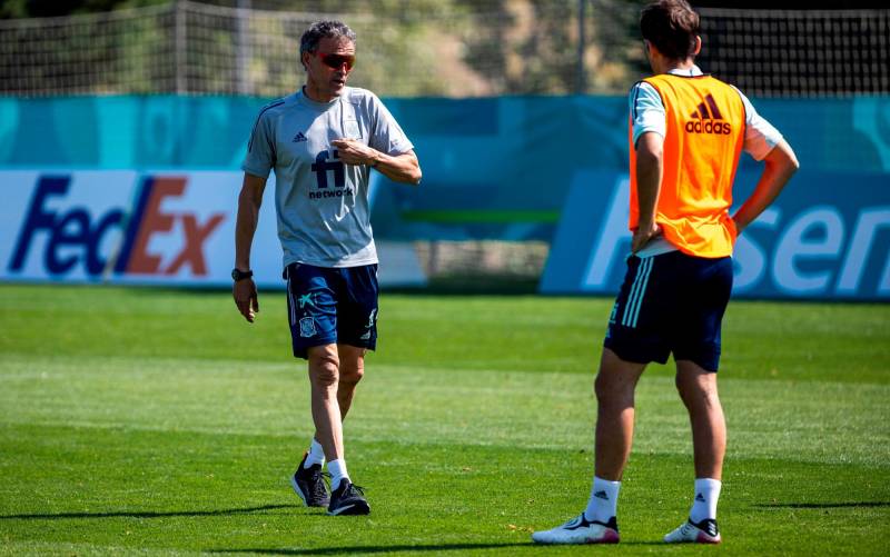 El seleccionador español Luis Enrique (i) durante el entrenamiento que los jugadores de la selección española. / EFE