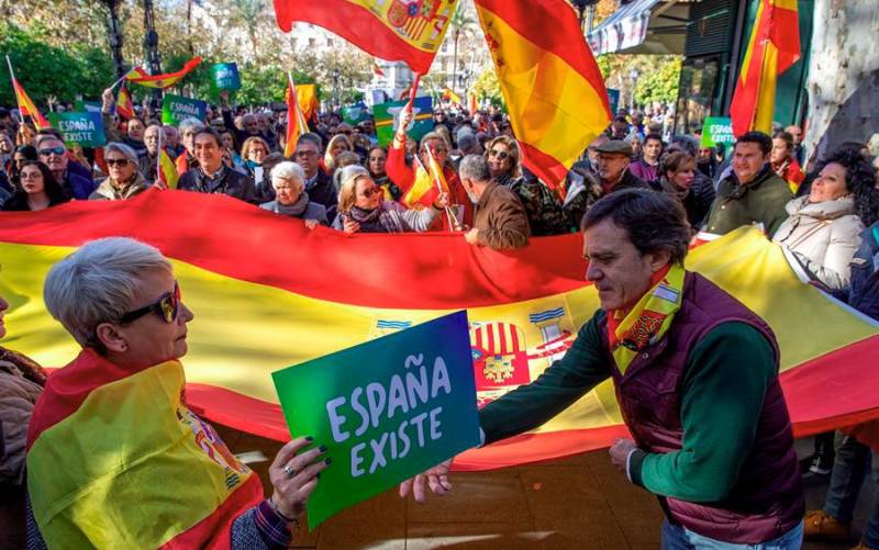 Vox se manifiesta contra el Gobierno de Sánchez frente a los ayuntamientos