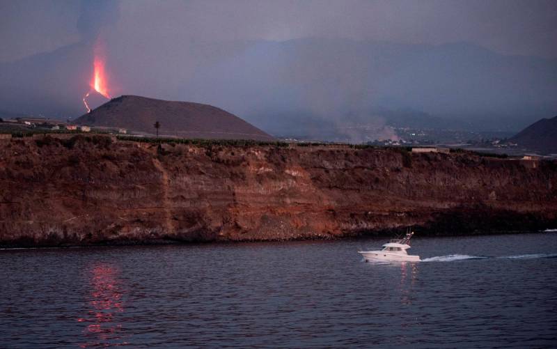 La lava del volcán está más cerca que nunca del mar