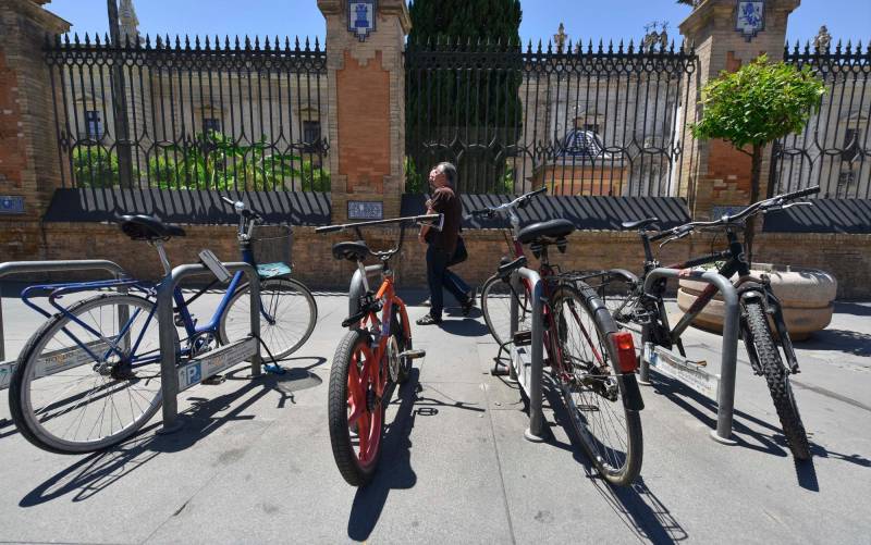 Aparcamientos de bicis en el entorno de la Universidad. Foto: Jesús Barrera.