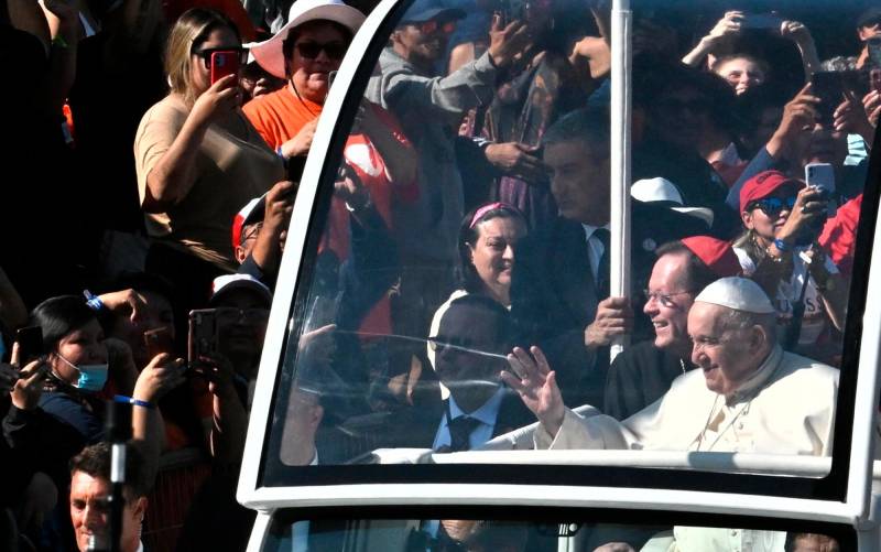 El Papa Francisco saluda a los fieles. EFE/EPA/Ciro Fusco