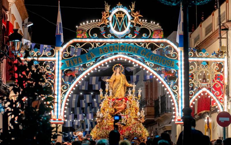 La Asunción Gloriosa bajo el arco de las Veredas, lugar donde será venerada este 15 de agosto (Foto: Hermandad de la Asunción).
