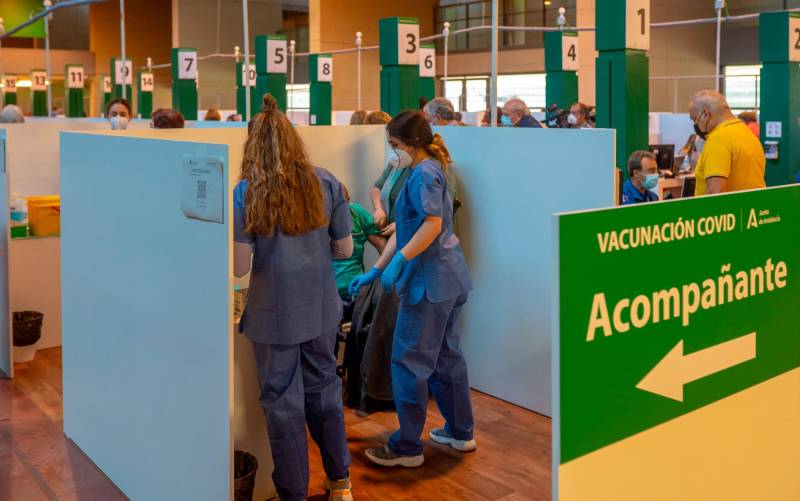 La Junta anuncia la edad de los andaluces que comenzarán a vacunarse la próxima semana