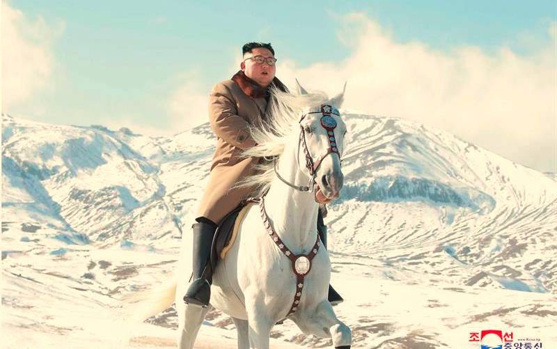 Corea del Norte ensalza la figura de su líder a lomos de un caballo blanco
